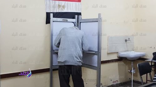 قبل غلق اللجان.. الناخبون في عابدين يدلون بأصواتهم رغم برودة