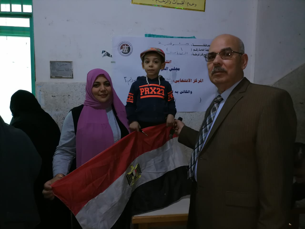 أول ماذونة بمصر تصطحب طفلها خلال إدلائها بصوتها