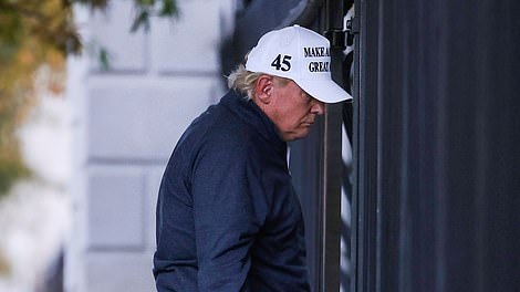 ترامب خلال دخوله البيت الأبيض من باب جانبي ترامب خلال دخوله البيت الأبيض من باب جانبي