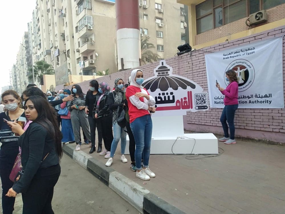 بعد ساعة من فتح اللجان.. توافد الناخبين على الجامعة العمالية