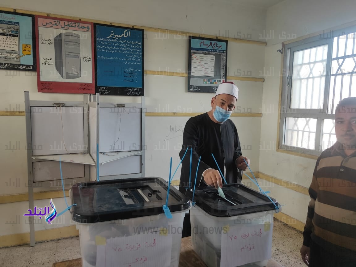 وكيل وزارة الأوقاف بالشرقية يدلي بصوتة في إنتخابات النواب 