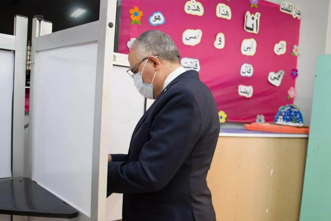 وزير الرى يدلى بصوتة