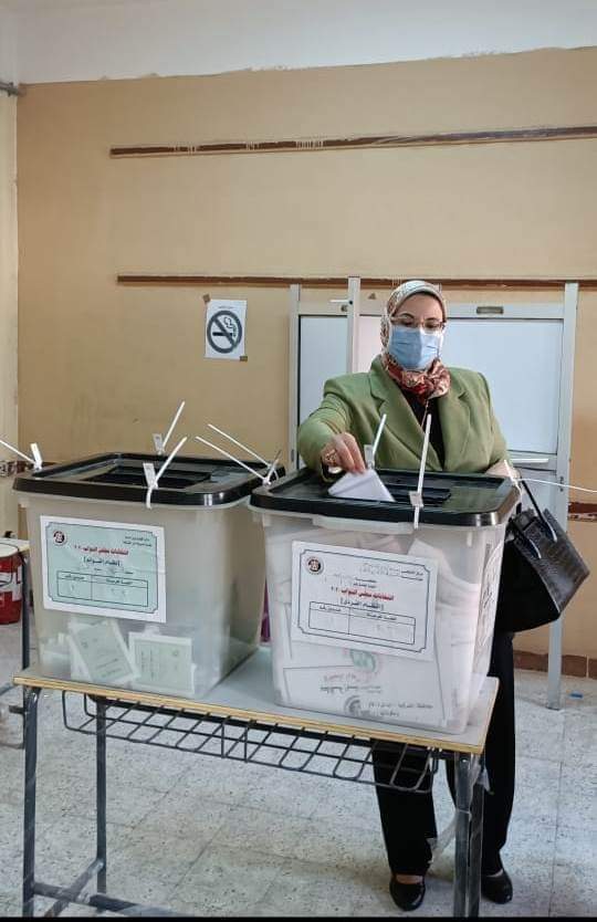 مقررة القومى للمرأة بالشرقية تدلى بصوتها 