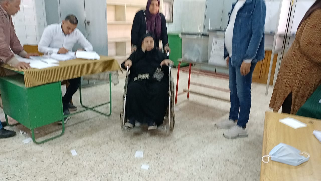 كبار السن يقبلون علي الانتخابات في القناطر الخيرية 