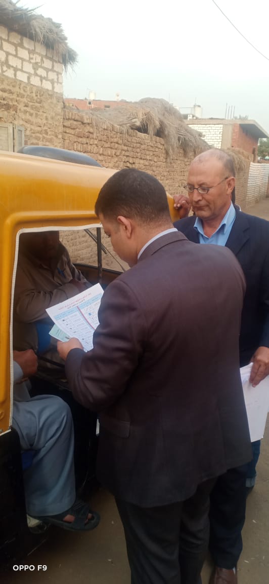 قاضي يخرج من لجنتة لمساعدتة ناخب