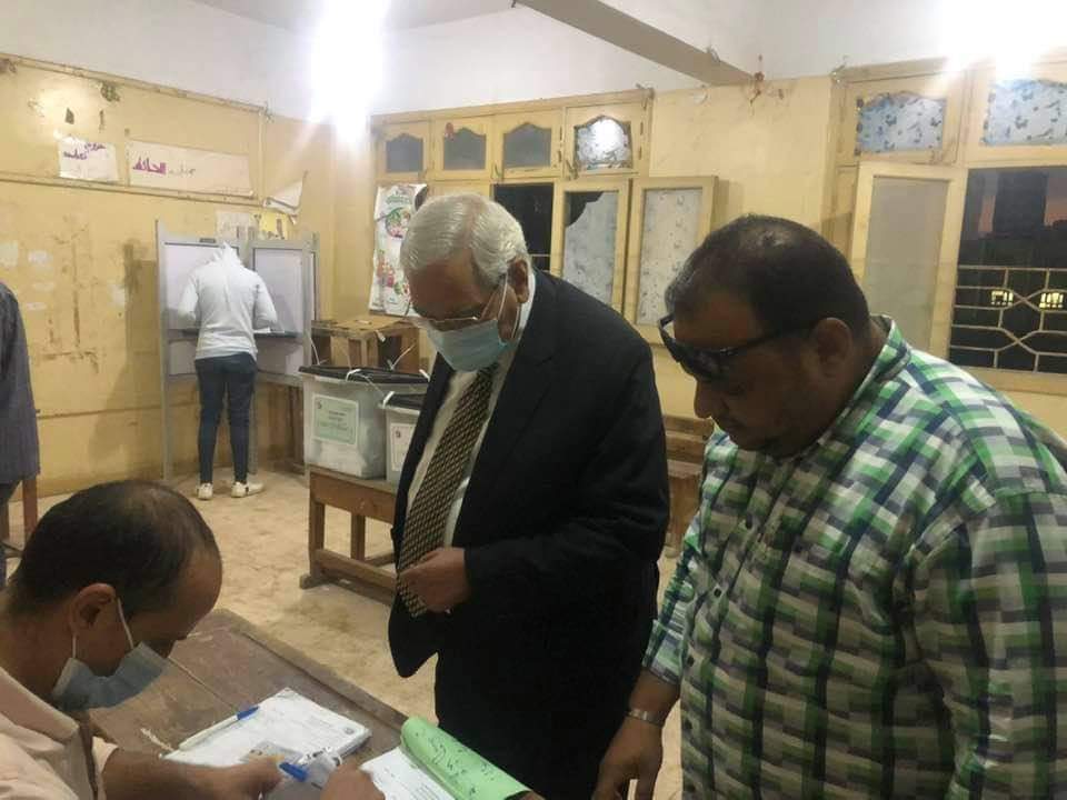 محافظ الدقهلية السابق يدلي بصوته 