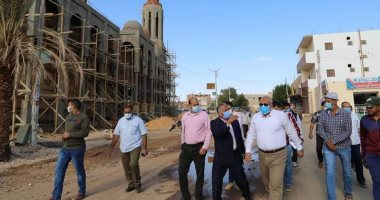 محافظ الوادى الجديد يتفقد اعمال توسعة الطرق الرئيسية بمدينة 