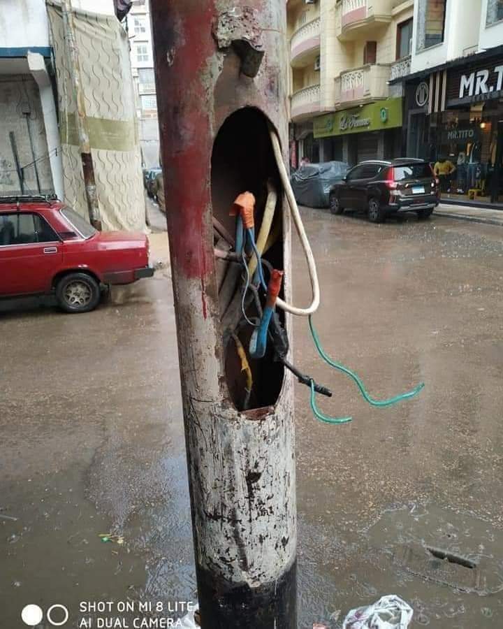 عمود الانارة التالف في دمنهور 