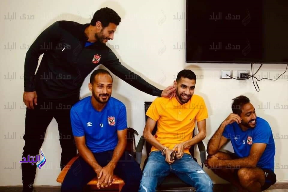 مؤمن زكريا وسط لاعبي الاهلي 