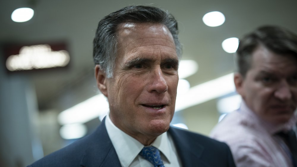 ميت رومني اول سناتور جمهوري يهنئ ترامب