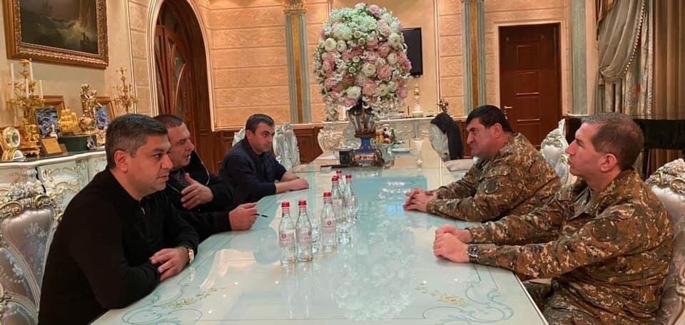 اجتماع رئيس هيئة الاركان الأرمينية وقادة الأحزاب 
