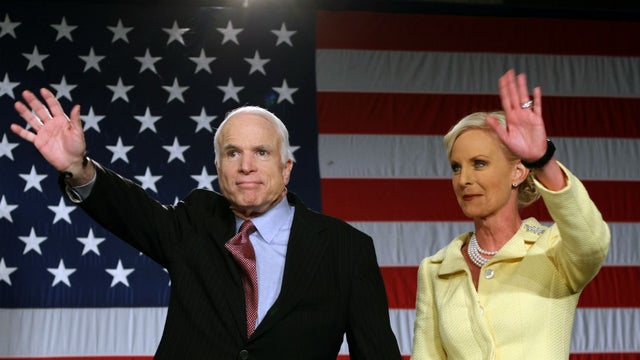 ماكين وزوجته في وقت سابق قبل موته