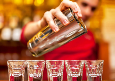 حكم العمل في فنادق تقدم الخمور.. الإفتاء تجيب