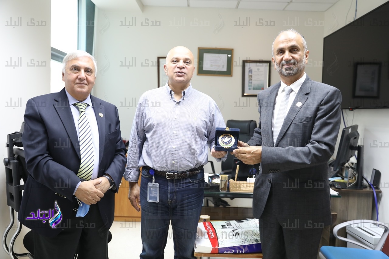 الجروان يمنح إدارة المستشفى وسام المجلس لجهوده 