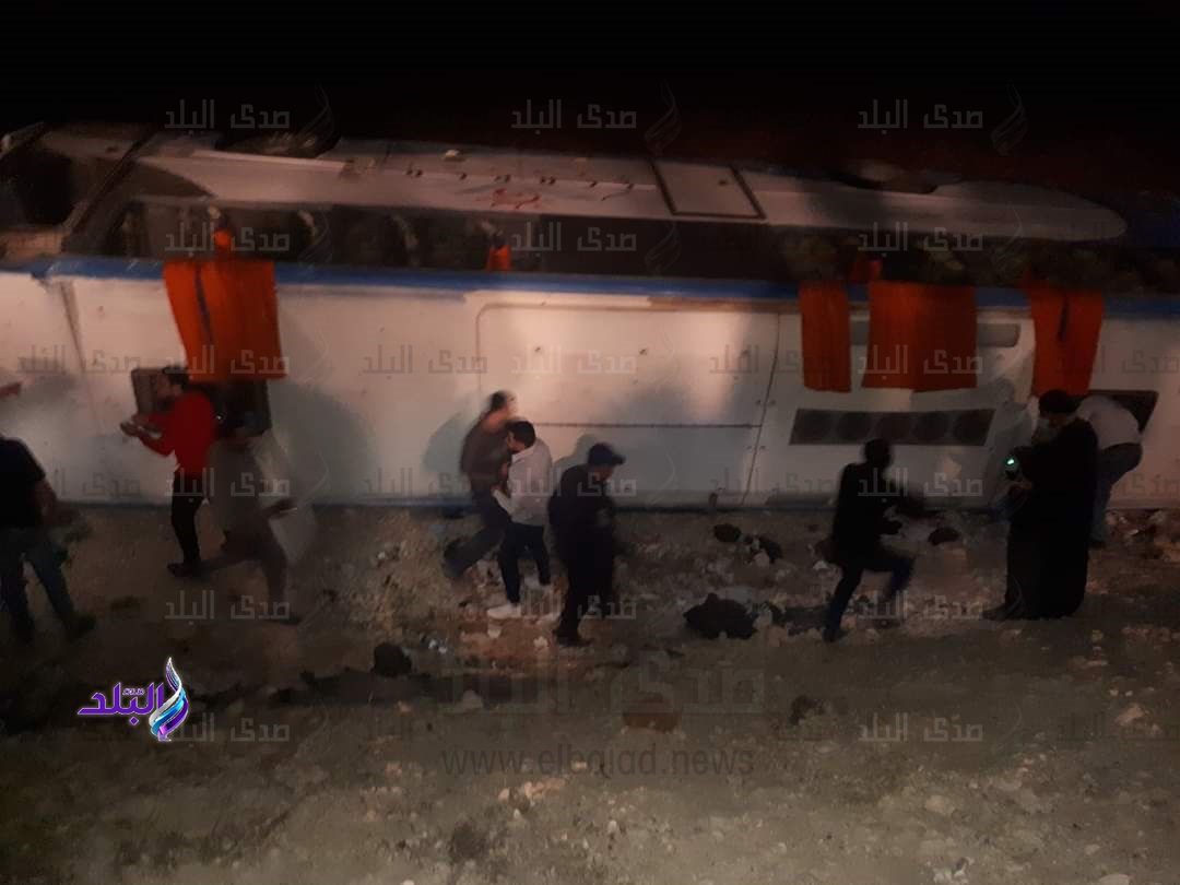 انقلاب أتوبيس بالطريق الصحراوي