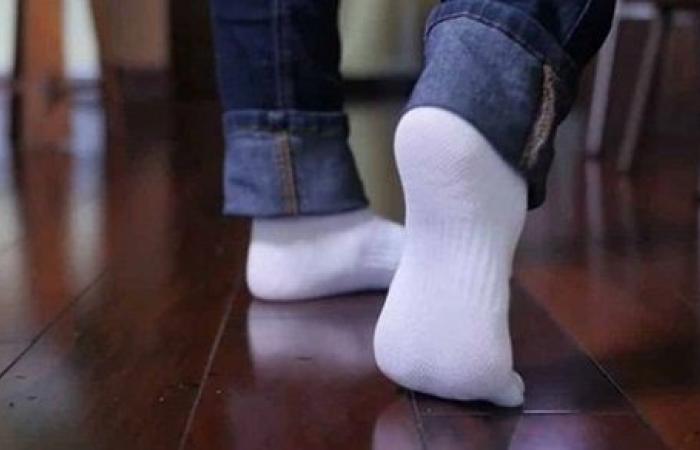 حكم المسح على الجورب الرقيق للصلاة به.. مستشار المفتي يجيب