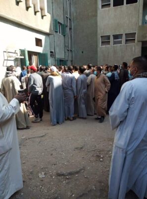 الزحام أمام مستشفى أخميم المركزي