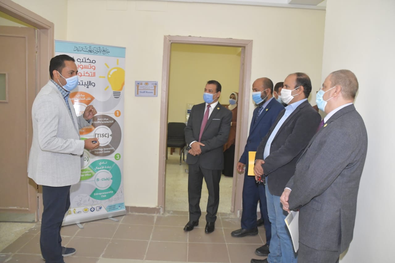 وفد من وزارة التخطيط يزور جامعة الوادى الجديد