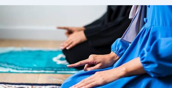 حكم صلاة المرأة الحامل وهي جالسة
