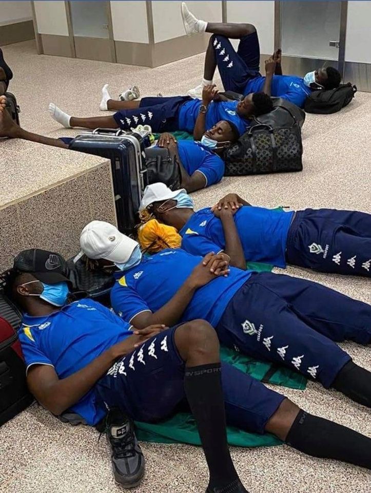احتجاز لاعبي الجابون فى جامبيا 