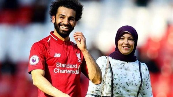 محمد صلاح وزوجتة 