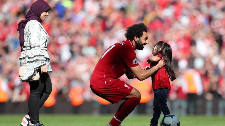 محمد صلاح وزوجته وابنته