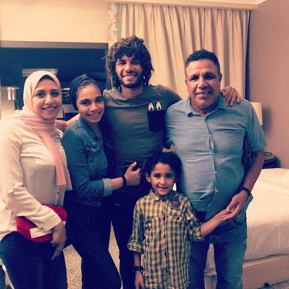محمد النني برفقة عائلته 