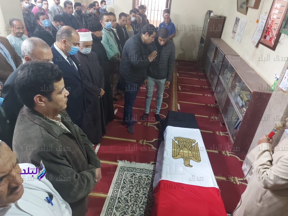 وصول جثمان الشهيد ياسر عصر استعدادا لدفنه بقرية مشتهر