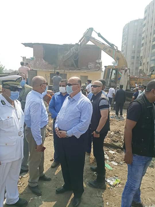 محافظ القاهرة يتفقد أعمال ازالة عزبة الصفيح العشوائية