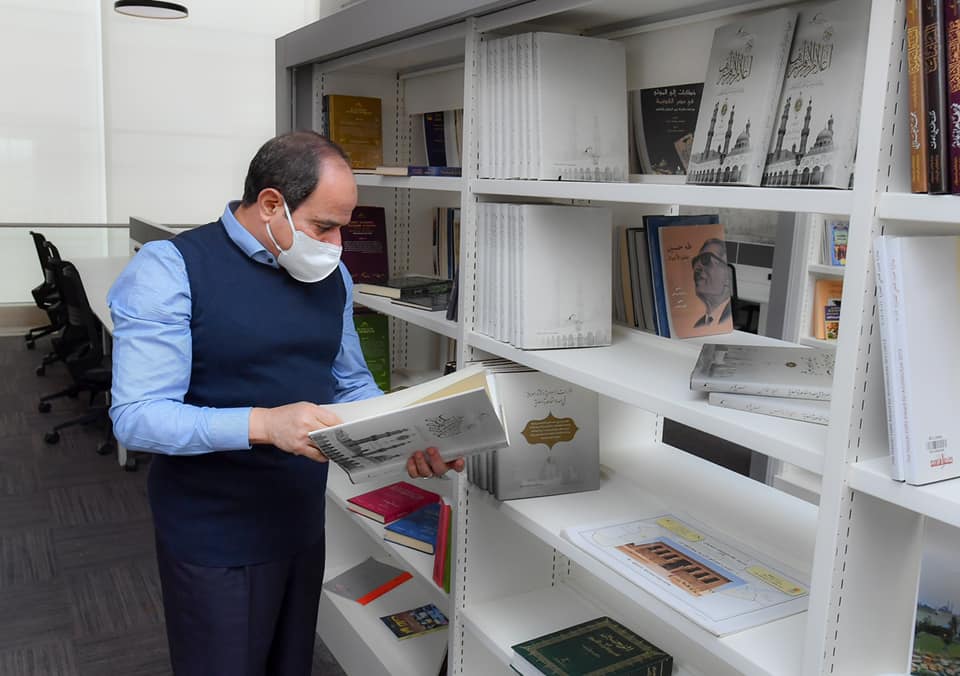 الرئيس يتصفح كتاب جمهرة أعلام الأزهر