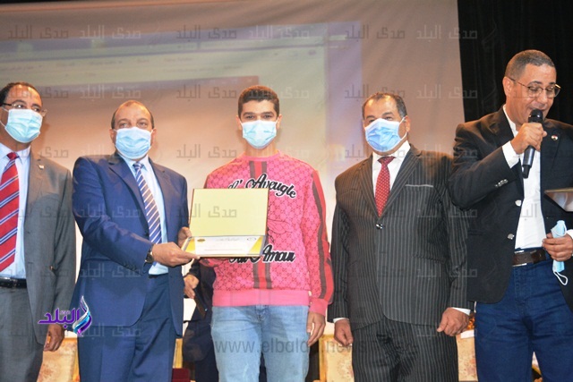 جانب من الندوة جانب من الندوة