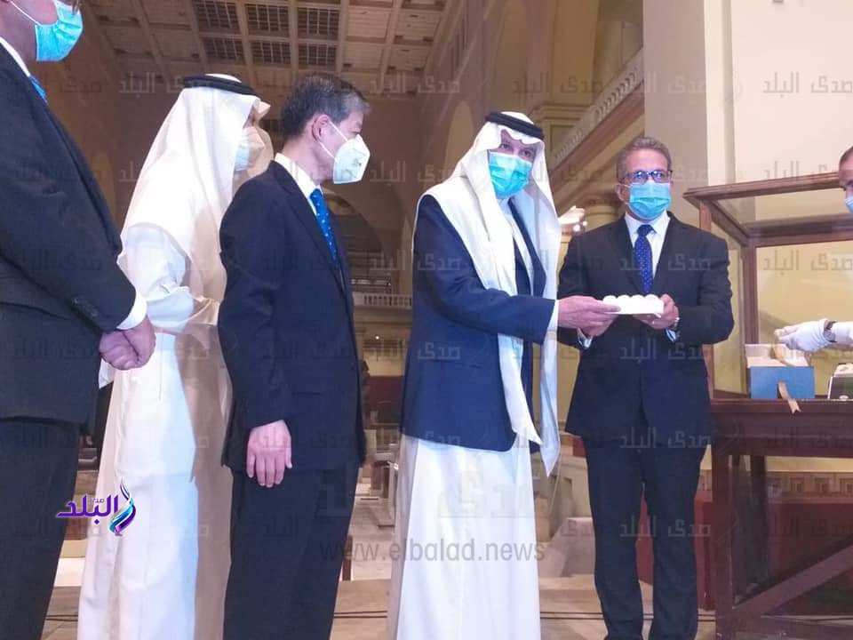 خالد العناني يسلم السفير السعودي قطع نقود أثرية