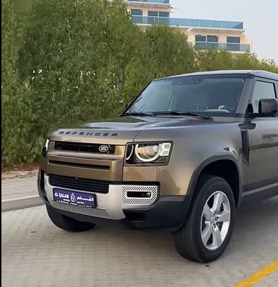 شاهد.. مدونة اليوتيوب الشقراء تستعرض لاندروفر ديفيندر