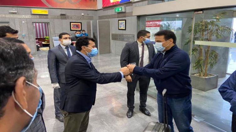 وزير الشباب والرياضة أثناء استقبال بعثة المنتخب المصري