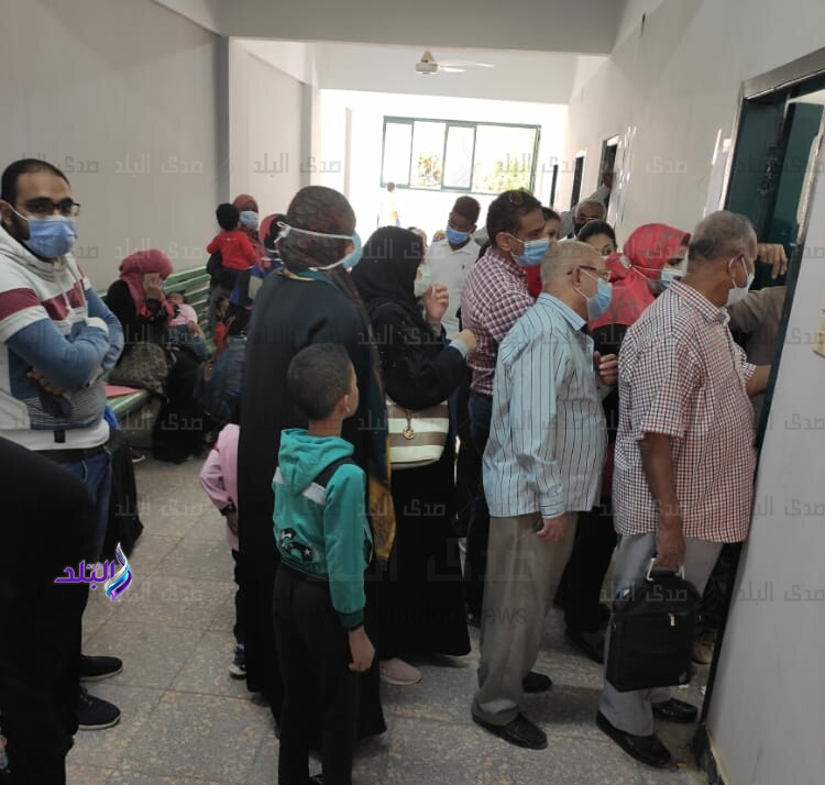 توافد مواطنى أسوان للحصول على لقاح الانفلونزا الموسمية