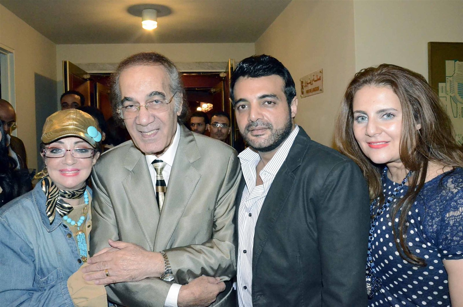 عمرو محمود ياسين مع عائلته 