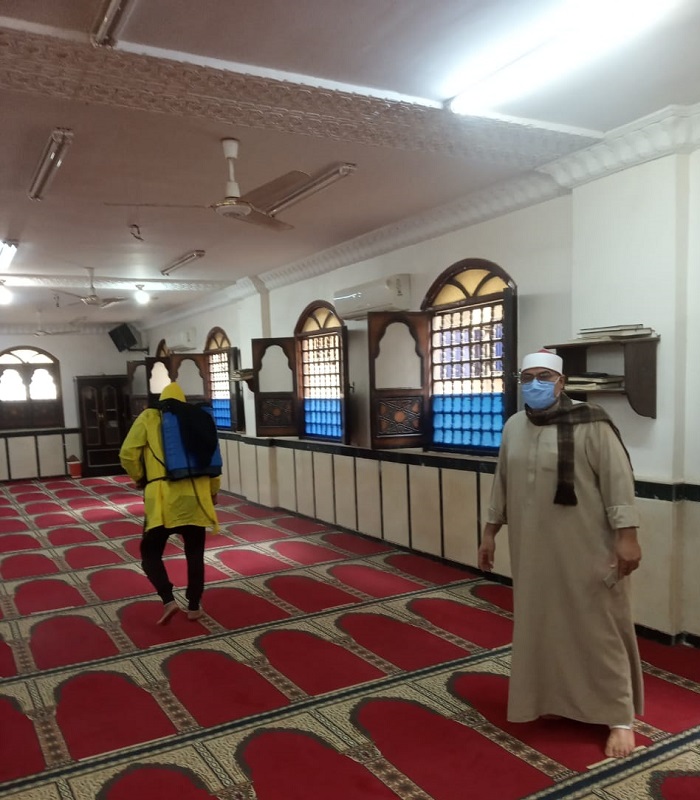 أعمال النظافة والتعقيم بالمساجد 