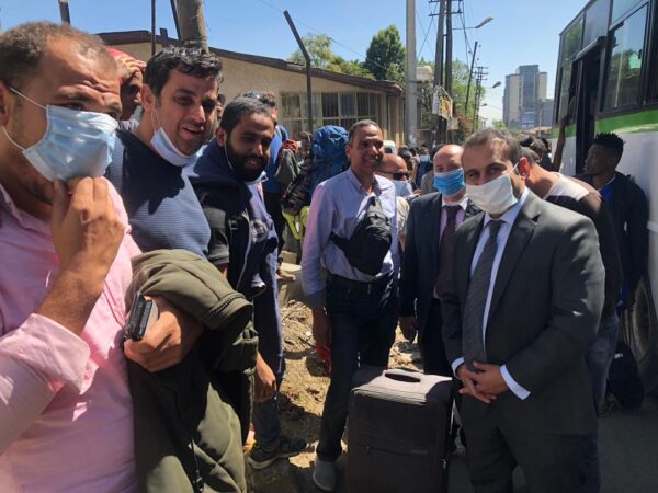 المواطنين المصريين ورجال السفارة المصرية عقب إجلائهم