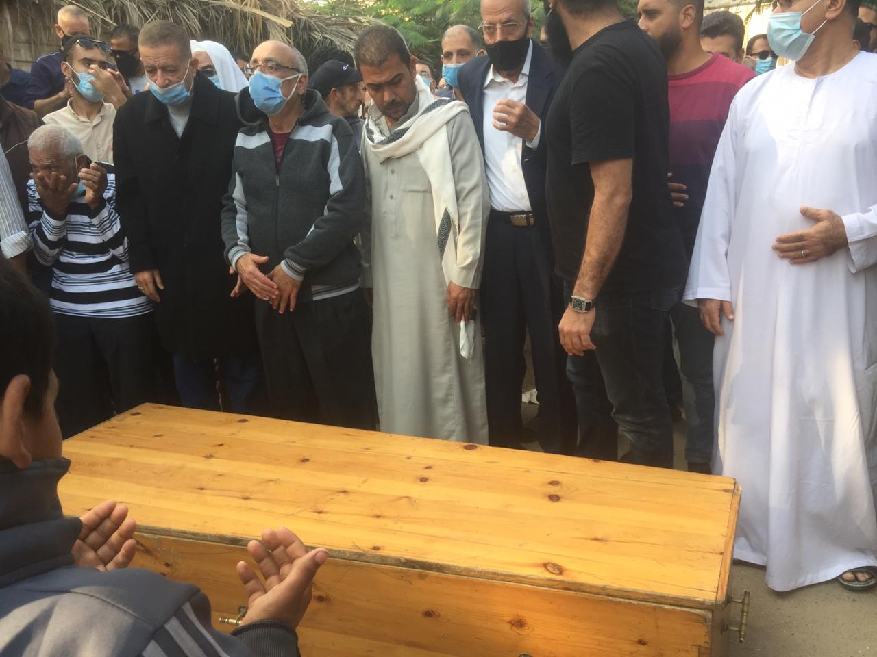 لحظة وصول جثمان الفنان فايق عزب إلى مثواه الأخير