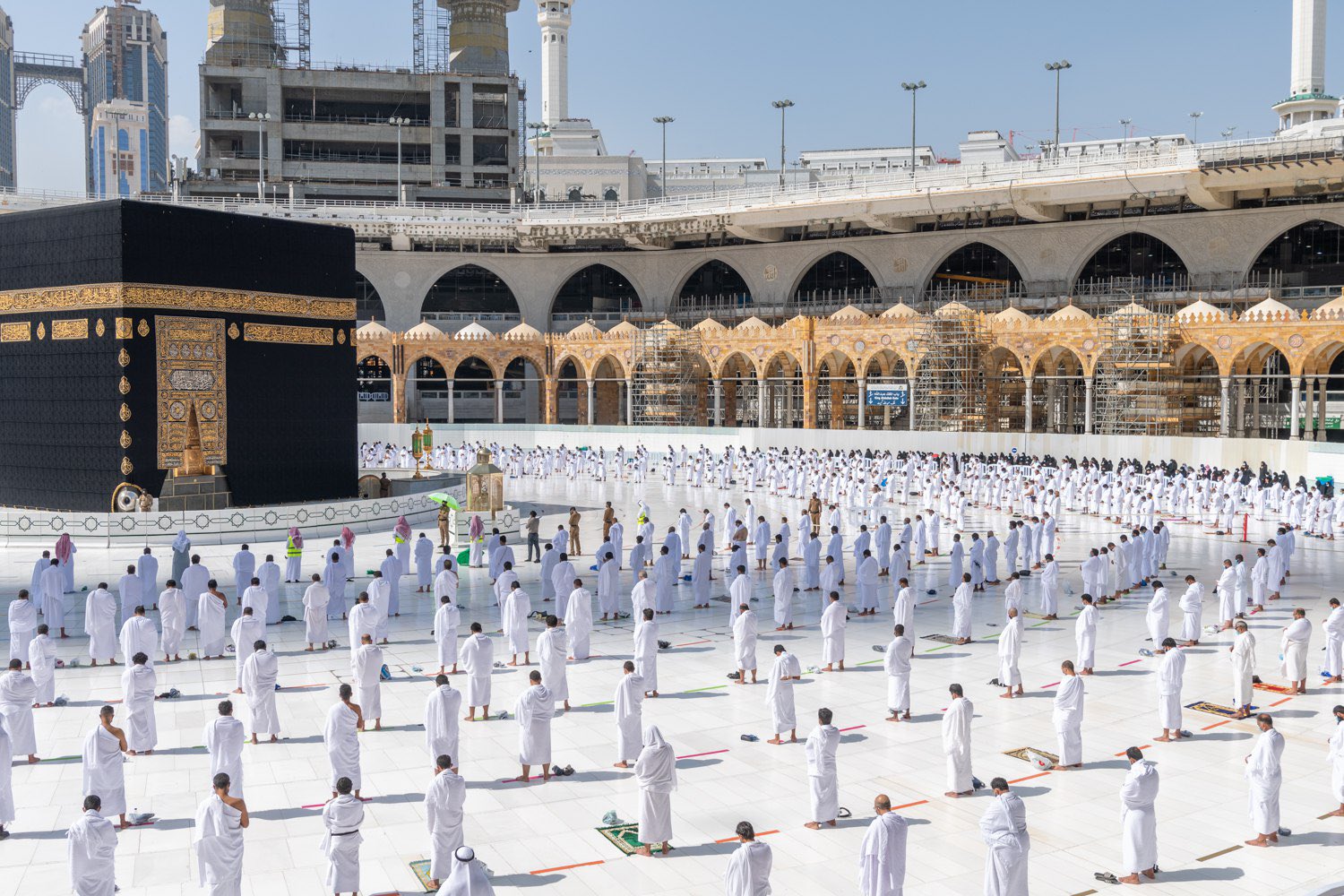 المصلون يؤذون الجمعة في المسجد الحرام بالتباعد