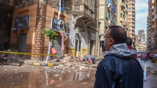 وفاة 5 أشخاص في انهيار عقارين
