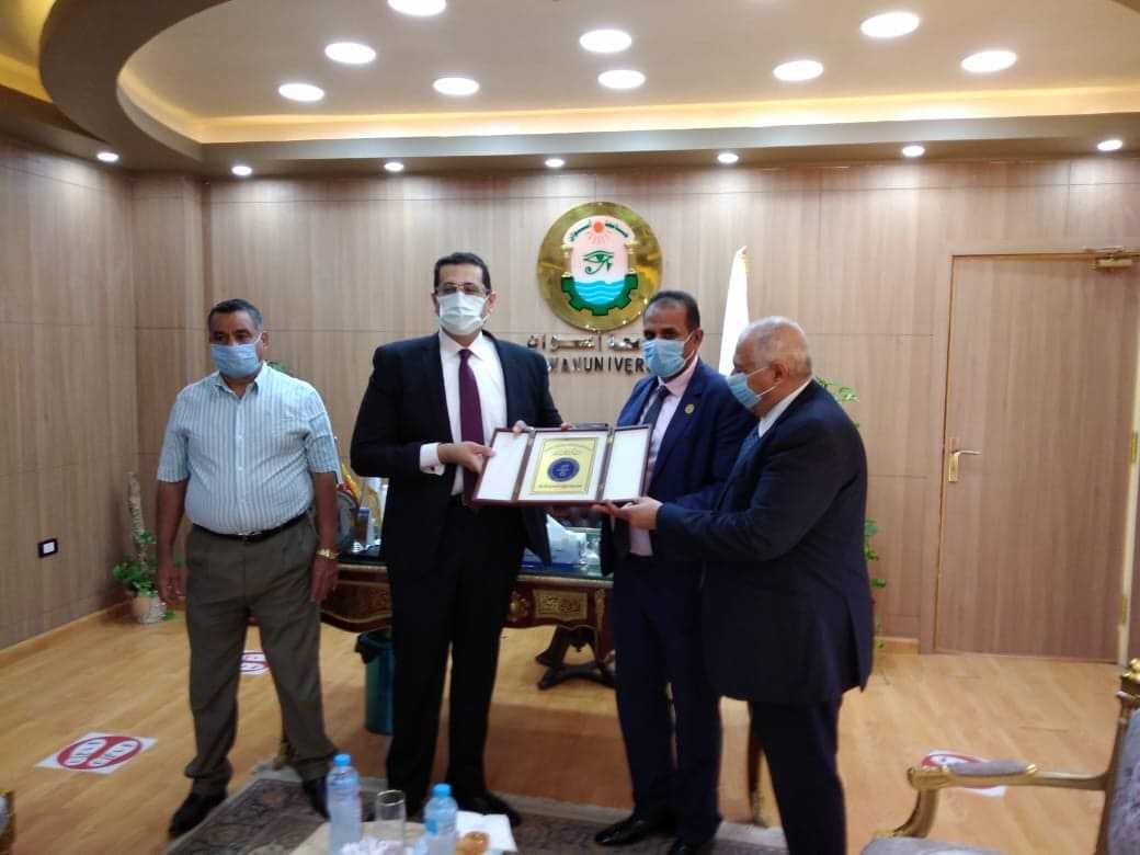  رئيس الجامعة المصرية للتعلم الالكتروني