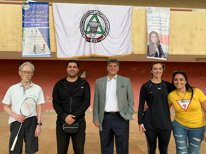 السفير الياباني أثناء ممارسة كرة الريشة