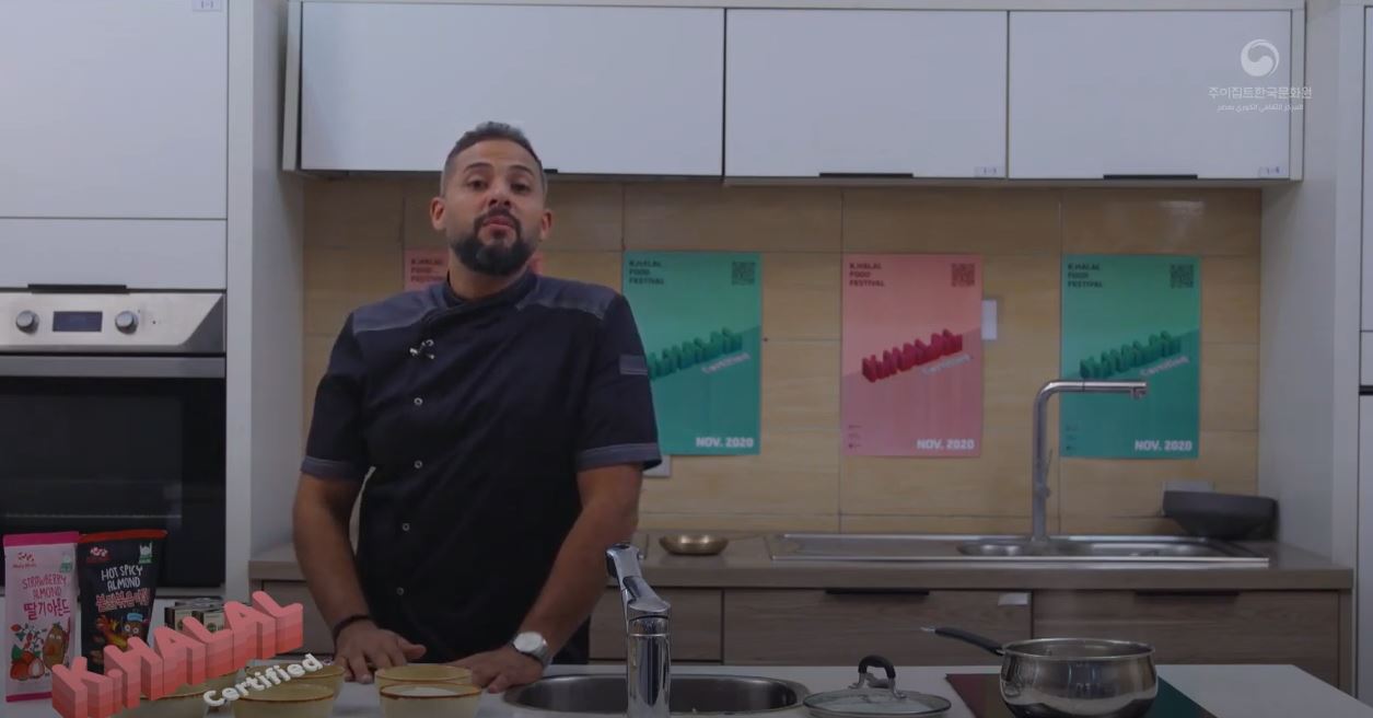 الشيف شريف عفيفي خلال تقديم أكلات مصرية بمكونات كورية