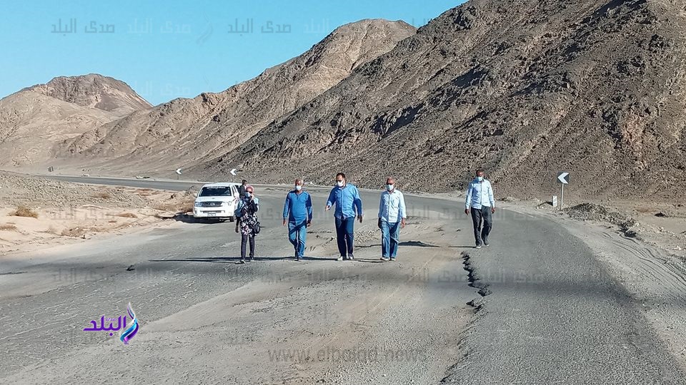 .رئيس مدينة القصير يتفقد مخرات السيول