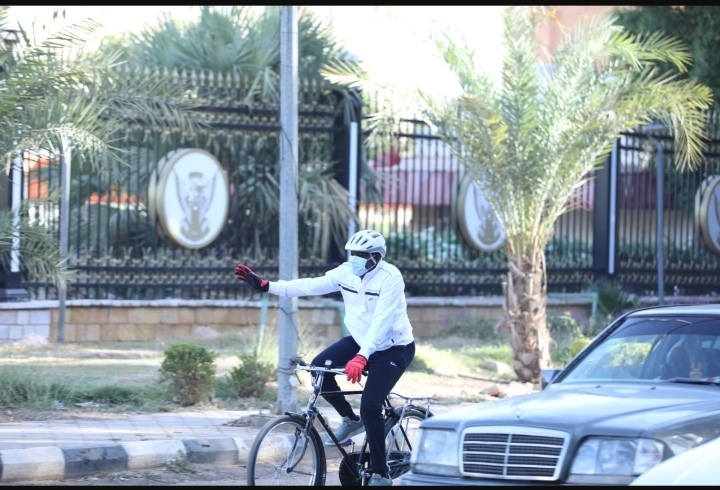 مسؤول عربي يستخدم الدراجة الهوائية  مسؤول عربي يستخدم الدراجة الهوائية