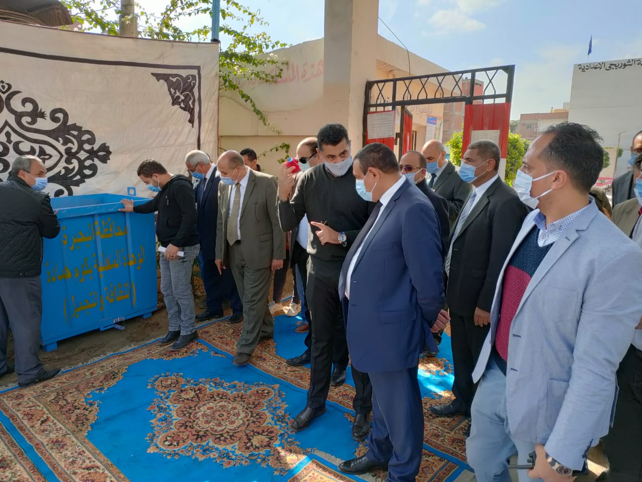 تسليم صناديق القمامة 