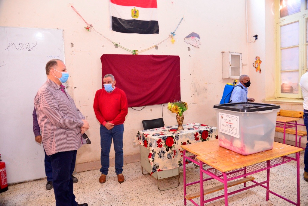 محافظ أسيوط يتابع أعمال تعقيم اللجان