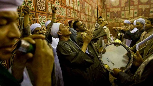 حكاية الطريقة الرفاعية .. الحضرة والأذكار وسر اللعب بالثعابي