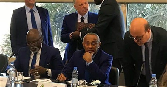 مسئولو الكاف برئاسة أحمد أحمد 